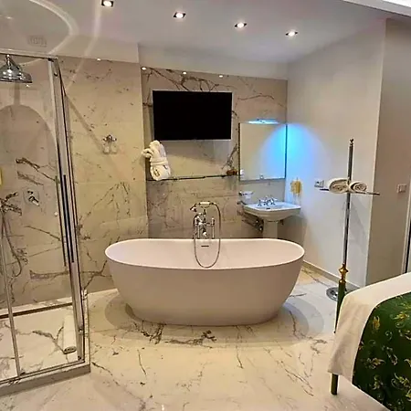 Eveline 2 - Piscina Privata O Jacuzzi 4*